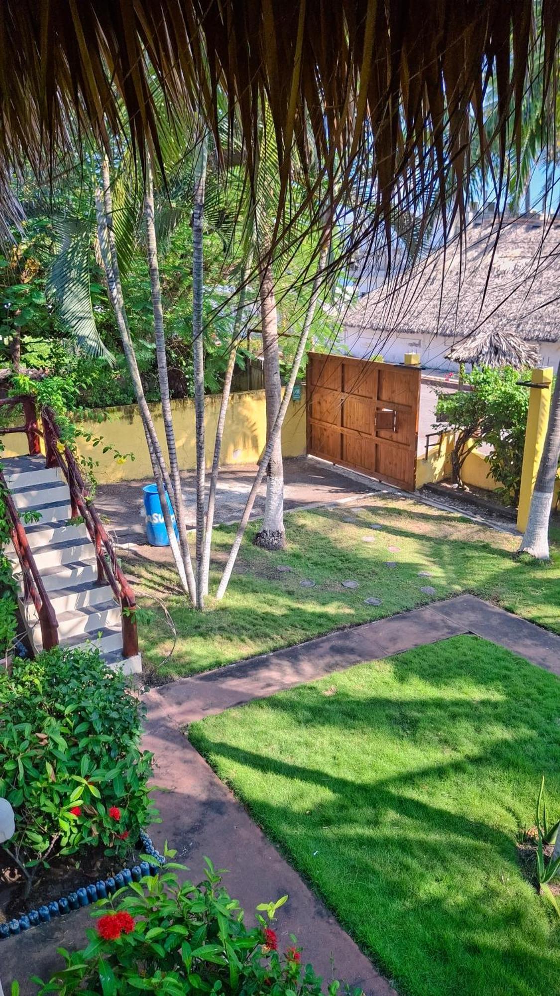 Hotel Cafe Del Sol Monterrico Buitenkant foto